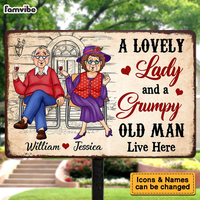 Dsoluuing Targa da parete in latta con scritta A Lovely Lady and A Grumpy Old Man Live Here in latta per la casa e gli uomini (dimensioni: 30 x 40 cm Dsoluuing Targa da parete in latta con scritta A Lovely Lady and A Grumpy Old Man Live Here in latta per la casa e gli uomini (dimensioni: 30 x 40 cm